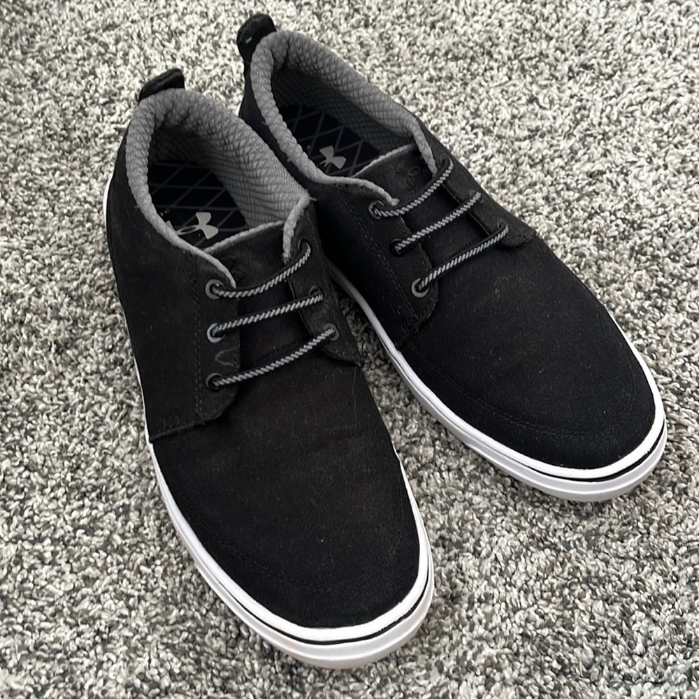 Under Armour no tie 6Y boy